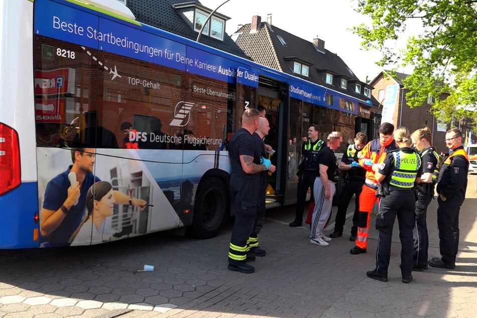 Bei der Vollbremsung eines Busses sind am Dienstag in Hamburg sieben Menschen verletzt worden, darunter zwei Kinder.