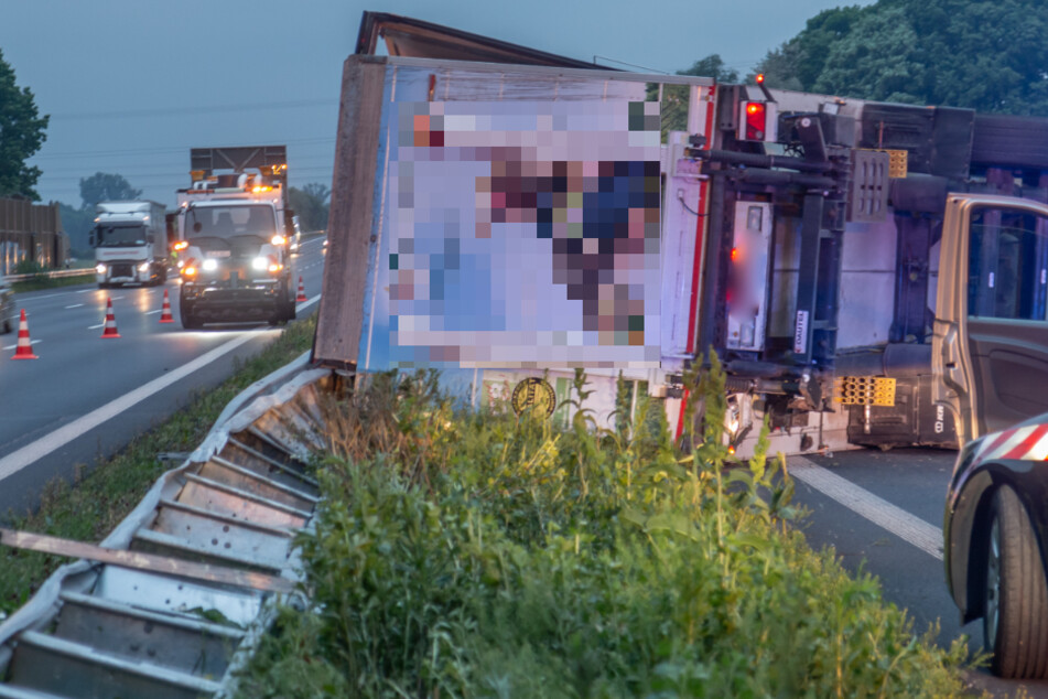 Lkw übersieht Baustelle und kippt um: A5 voll gesperrt!