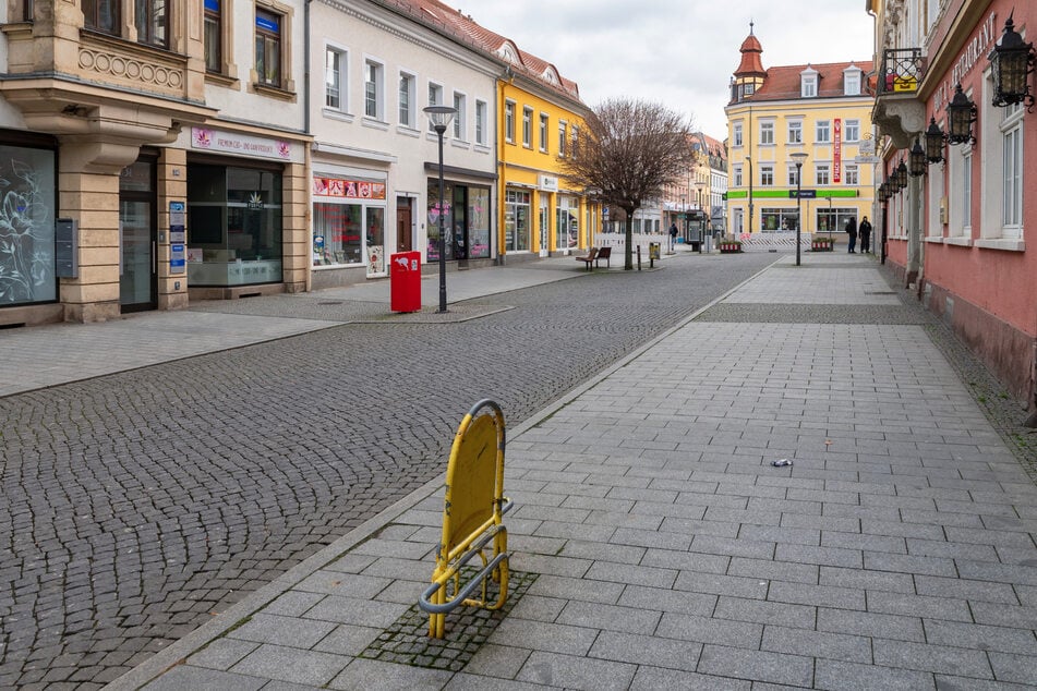 Die Hauptstraße ist die Einkaufsmeile von Riesa. Am Sonnabendmorgen und -mittag war sie teilweise menschenleer. Zahlreiche Geschäfte hatten geschlossen - auch aus Angst vor Ausschreitungen.