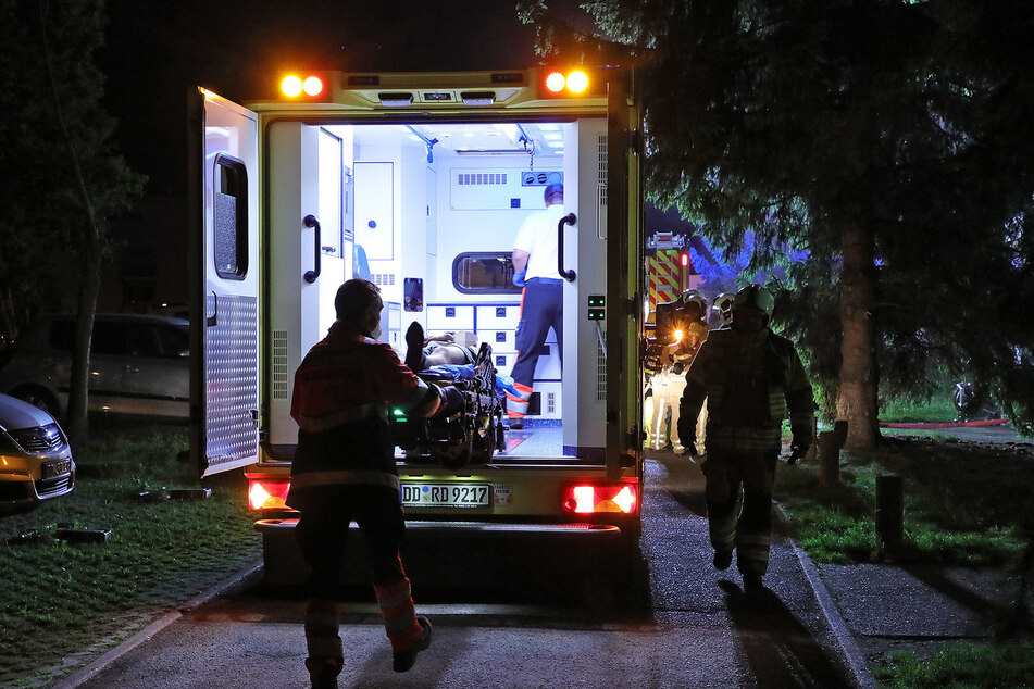 Der Anwohner des Mehrfamilienhauses wurde mit einem Rettungswagen in ein Krankenhaus gebracht.