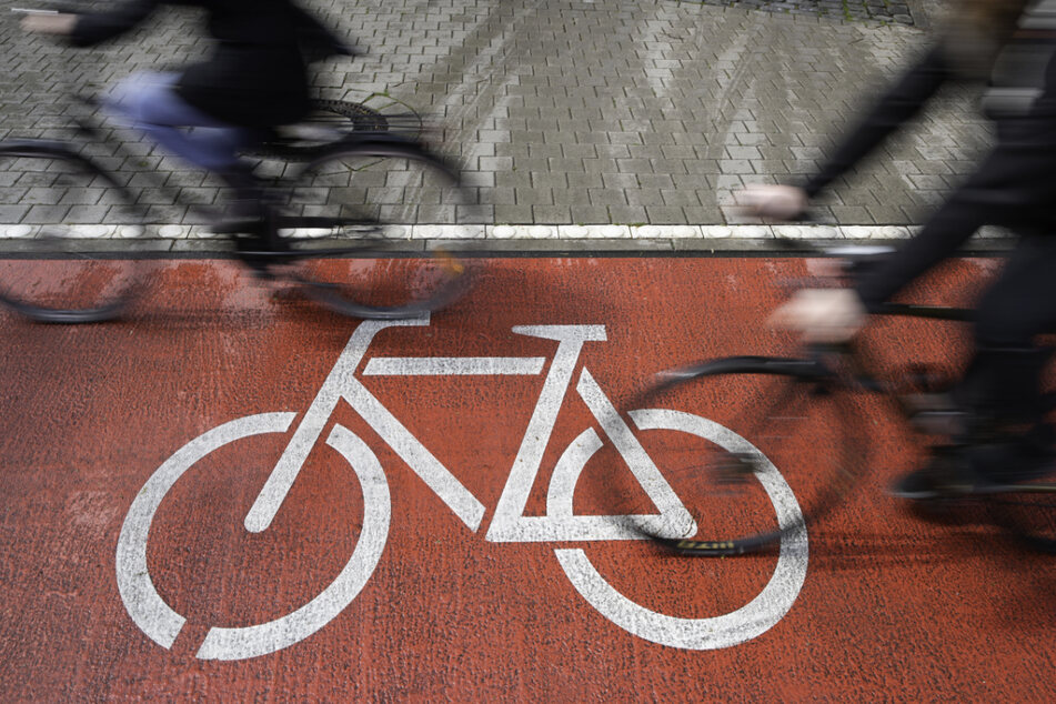 Der Radfahrer trug ersten Erkenntnissen zufolge keinen Helm und befindet sich nach seinem Sturz in einem ernsten Zustand. (Symbolbild)