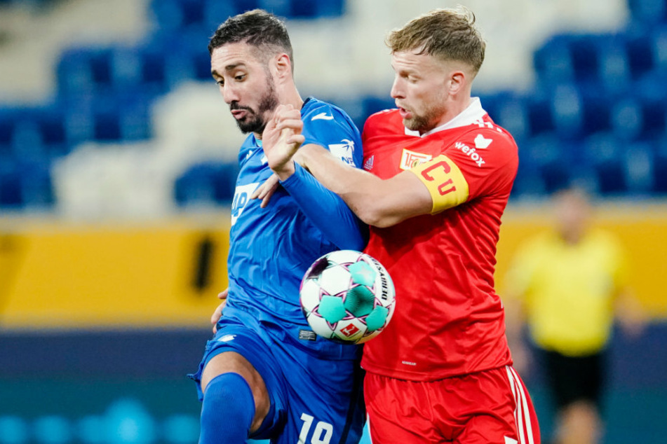 Hoffenheims Ishak Belfodil (l.) und Berlins Marvin Friedrich kämpfen um den Ball.