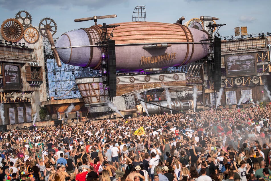 Die Organisatoren des Parookaville in Weeze (NRW) hoffen darauf, das Elektro-Festival im kommenden Sommer wieder veranstalten zu können (Archivbild).