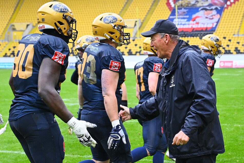 Headcoach Greg Seamon (69, r.) ist froh, wieder alle Mann dabei zu haben.