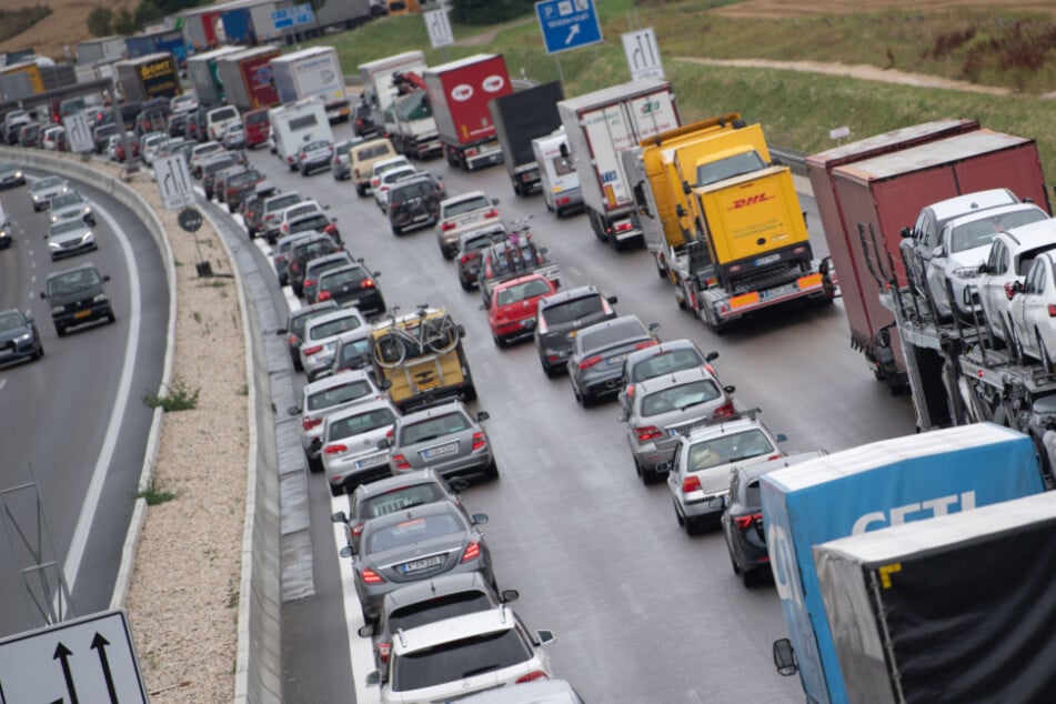 Die A8 ist in Richtung München aktuell voll gesperrt. (Symbolbild)