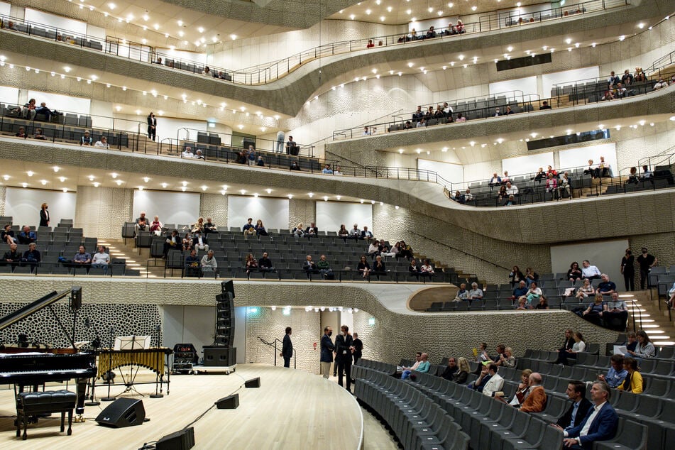 Besucher sitzen in der Elbphilharmonie. Am 31. Mai öffnet das Konzerthaus wieder nach der Corona-Pause.