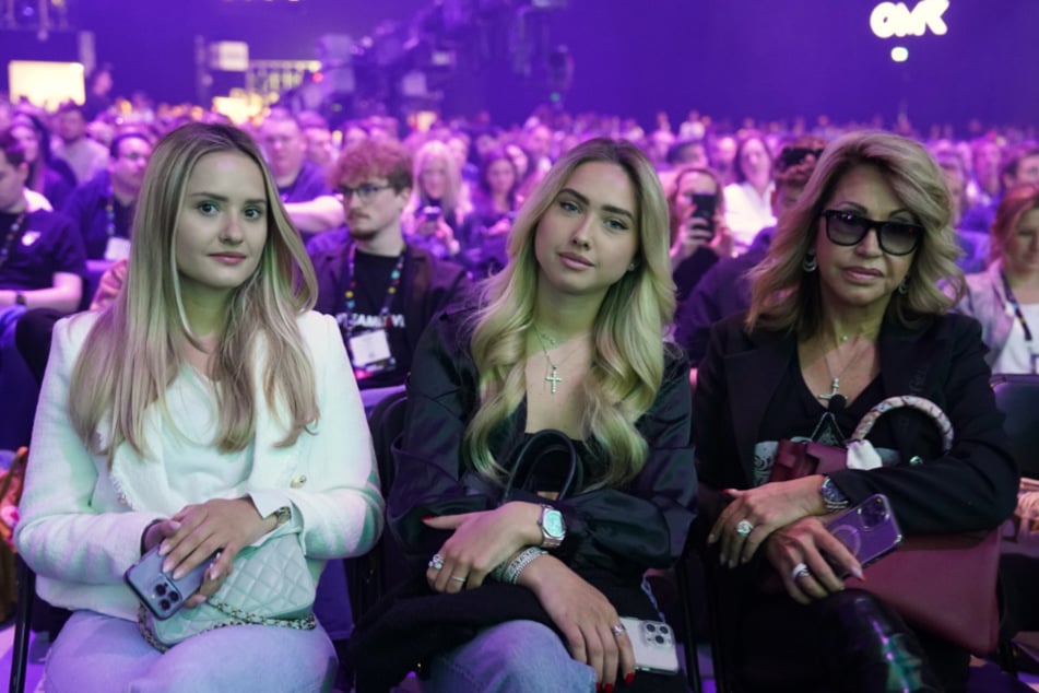 Davina (21, v.l.), Shania (20) und Mama Carmen Geiss (59) sind die Powerfrauen an der Seite von Robert.