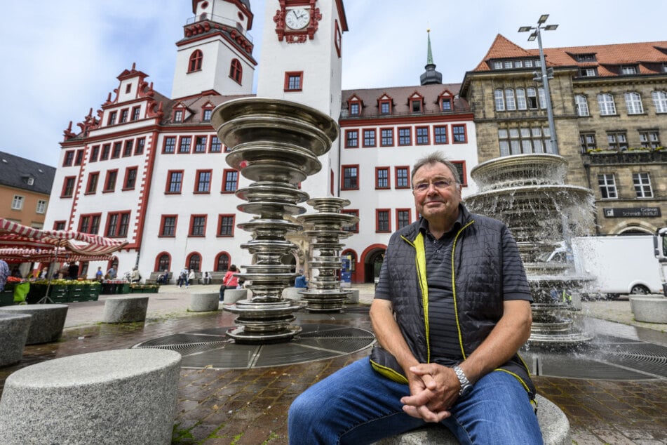 Tourist Jörg Adomat (62) genießt die Erfrischung am funktionierenden Marktbrunnen.