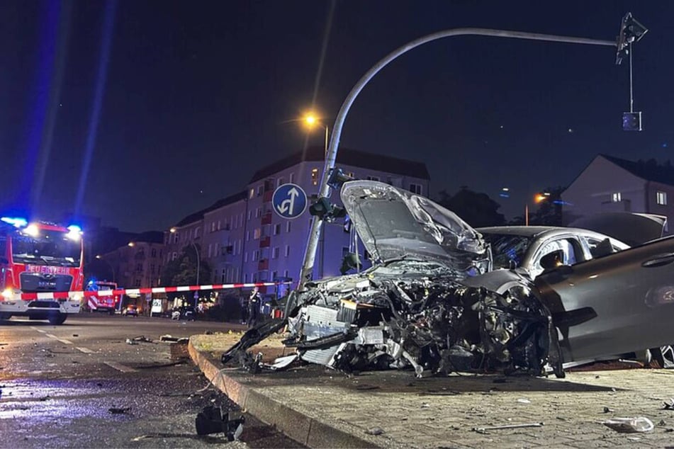 Der Mercedes ist durch den Frontalcrash stark beschädigt worden.