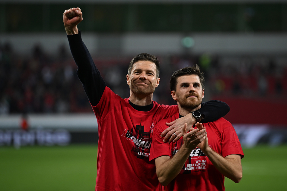 Xabi Alonso (42) und Jonas Hofmann (31) können in dieser Saison das Triple mit Bayer 04 Leverkusen gewinnen.