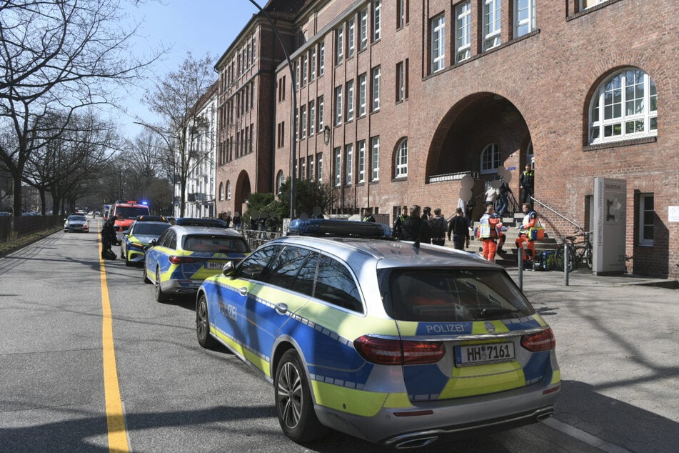 An einer Schule in Eppendorf in Hamburg hat es am Montag einen Einsatz gegeben, nachdem dort Reizgas versprüht wurde.