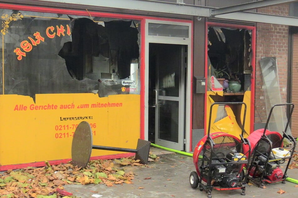 Der Imbiss in Düsseldorf-Garath wurde durch das Feuer zerstört.