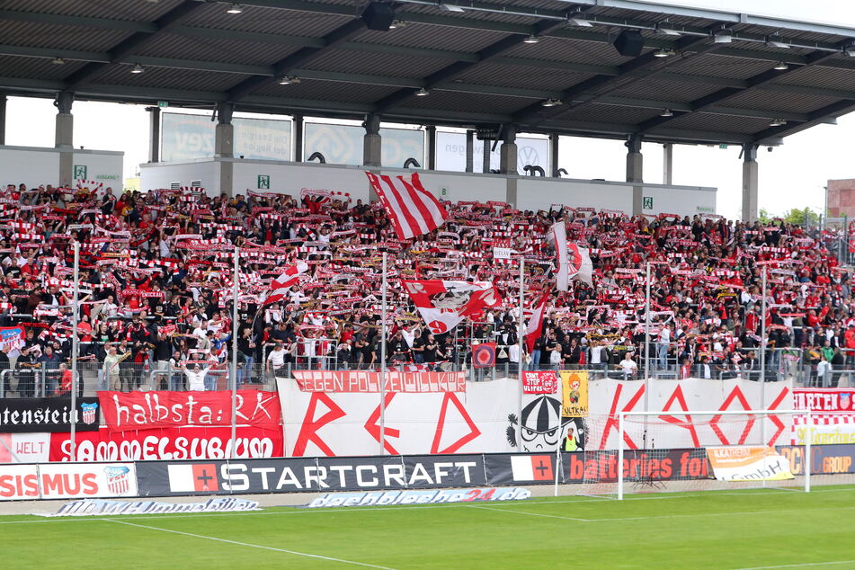 Stimmungsvolle Kulisse: 4500 Zuschauer wollten das erste Heimspiel der Zwickauer gegen Luckenwalde sehen.