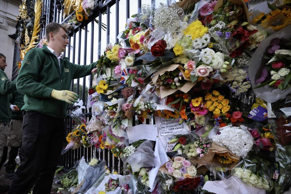 Vor dem Buckingham Palace wurden unzählige Blumen und Trauerbotschaften niedergelegt, nachdem die britische Monarchin Queen Elizabeth II. gestorben war.