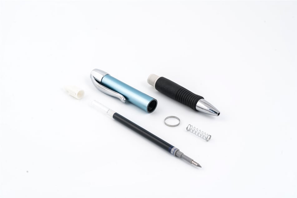 Will man alte Kugelschreiber entsorgen, sollte man sie vorher in ihre Einzelteile zerlegen.