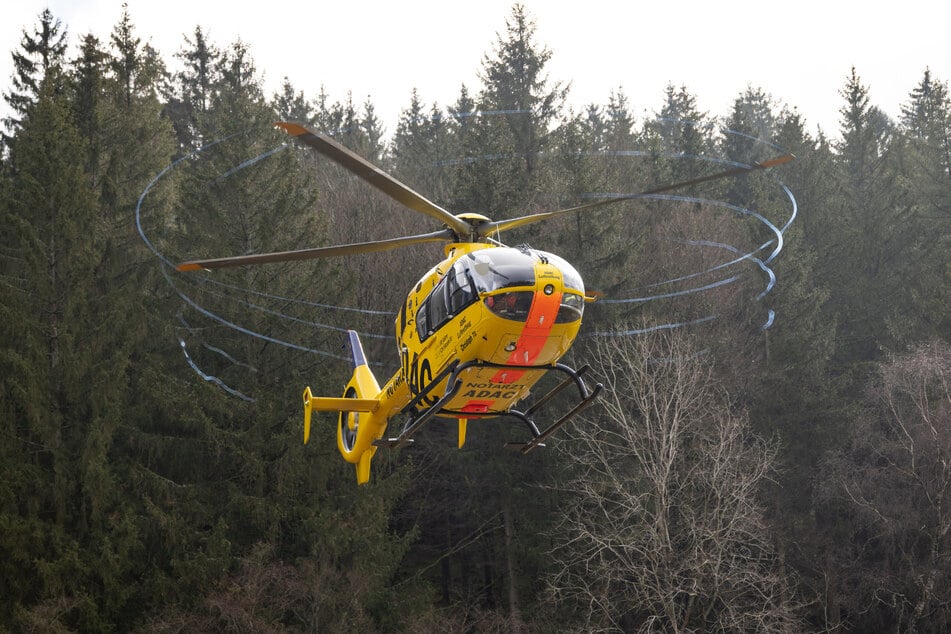 Die Beifahrerin des einen Fahrzeugs wurde mittels Rettungshubschrauber in ein Krankenhaus verbracht.