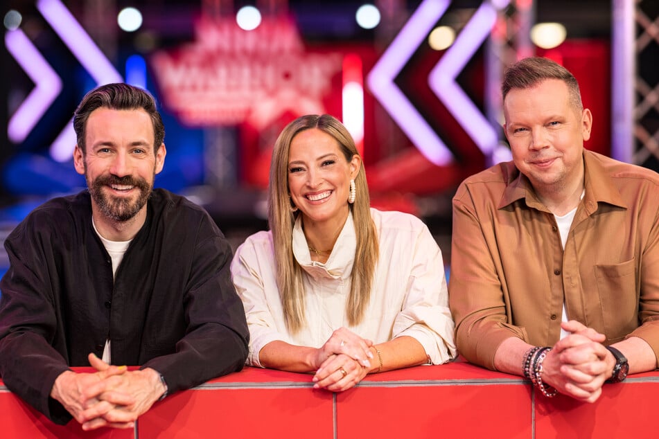Während Jan Köppen (43, l.) "Ninja Warrior Germany" erhalten bleibt, stoßen Sportmoderatorin Anna Fleischhauer (39) und Fußball-Kommentator Wolff Fuss (50, r.) neu hinzu.