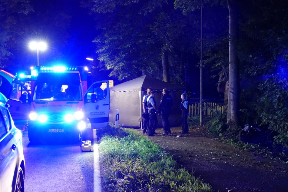 Nach der Kollision mit dem Baum blieb der 28-jährige Motorradfahrer aus Overath auf dem Radweg liegen.