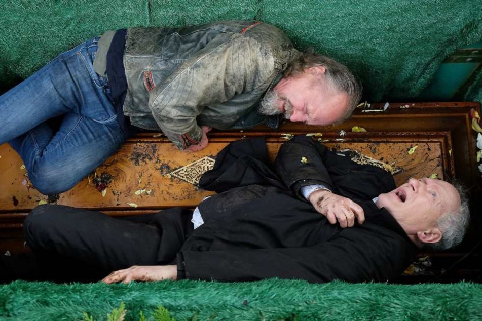 Wolfgang (oben) und Thomas Brünn sehen sich nach Jahrzehnten am Grab ihrer Mutter wieder. Im Streit stürzen beide auf den Sarg der Mama und verletzen sich.