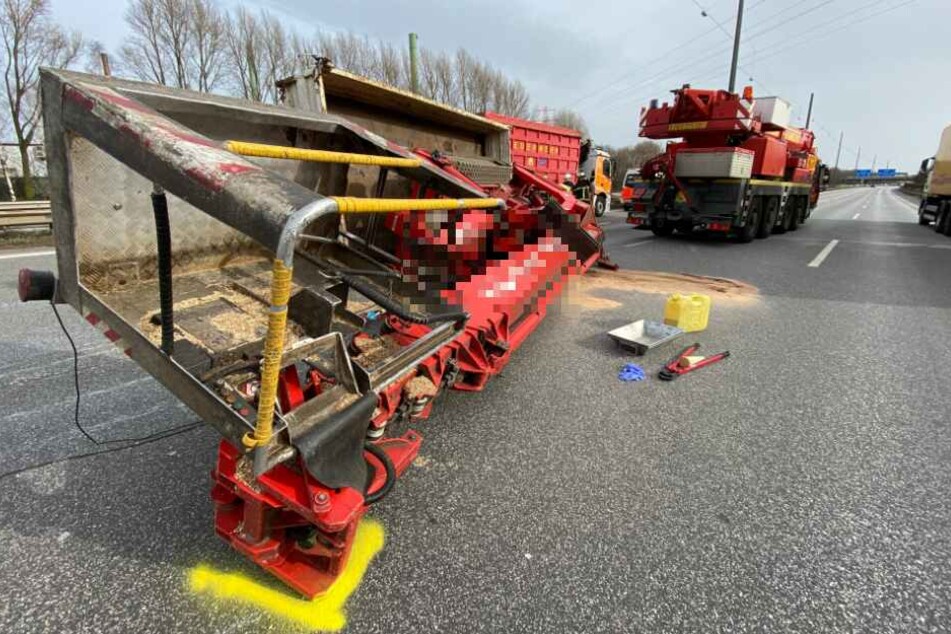Der Anhänger liegt quer auf der Fahrbahn.