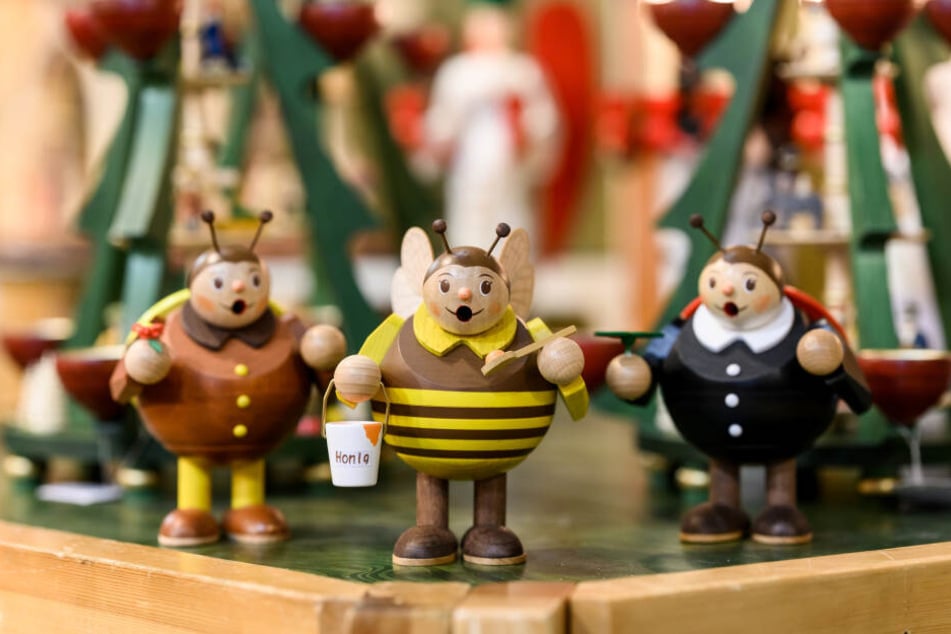 Rundlich, fröhlich und nicht nur zur Weihnachtszeit ein Hingucker: Die Räucherinsekten aus Seiffen.