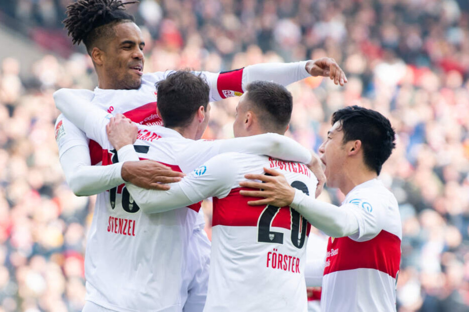 Daniel Didavi (l) vom VfB Stuttgart jubelt nach seinem Tor zum 2:0.