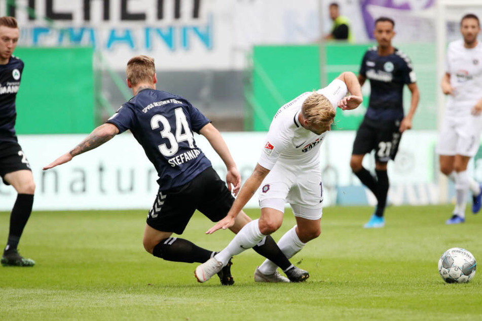 Philipp Zulechner (r.) setzt sich gegen Marvin Stefniak durch. Er war einer von drei Stürmern in Fürth.