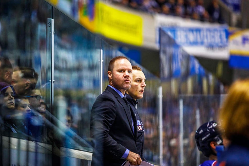 Eislöwen-Coach Bradley Gratton (l.) war nach den vielen Strafen ganz schön bedient.