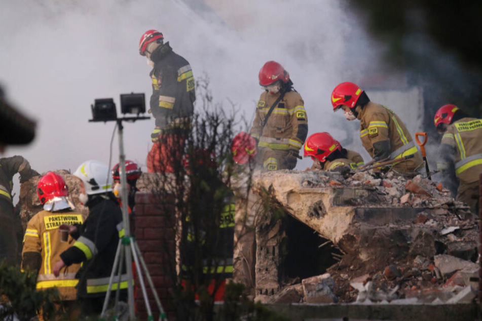 Rettungskräfte durchsuchen den Schutt eines Hauses, das am 5. Dezember bei einer Gasexplosion zerstört worden ist.