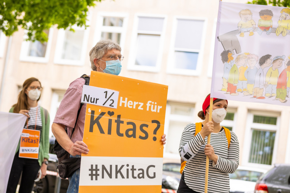 Schon vor Monaten haben Erzieherinnen und Erzieher – unter anderem in Dresden – gegen die schlechten Personalbedingungen in den Kitas protestiert.