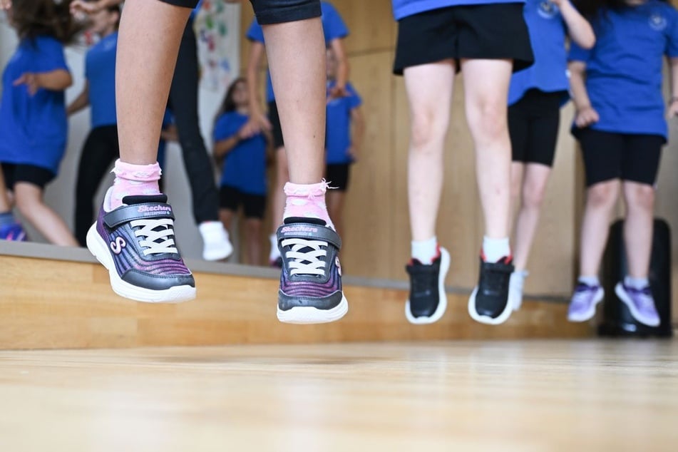 Schüler einer Grundschule machen im Schulsport Bewegungsspiele. (Symbolfoto)