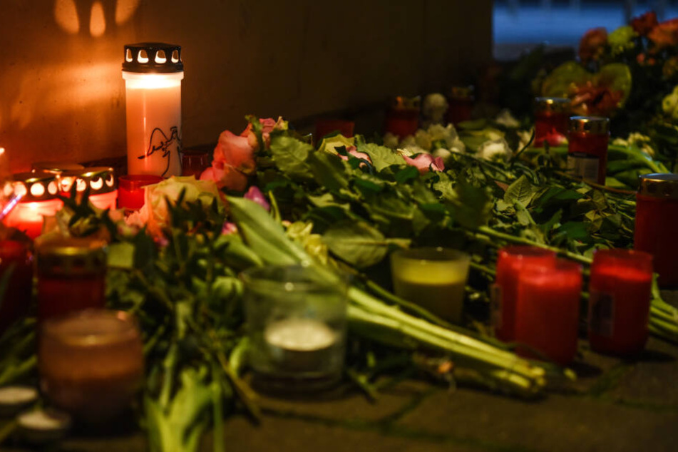 Kerzen und Blumen liegen in der Nähe von einer der beiden Shisha-Bars in Hanau in der mehrere Menschen getötet wurden.