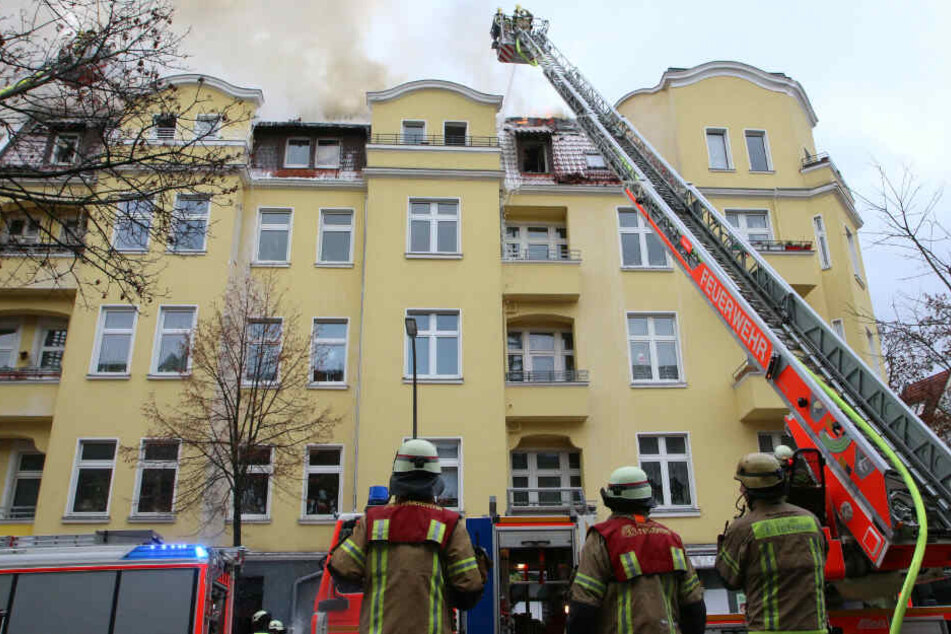 Feuerwehrleute bekämpfen den Brand.