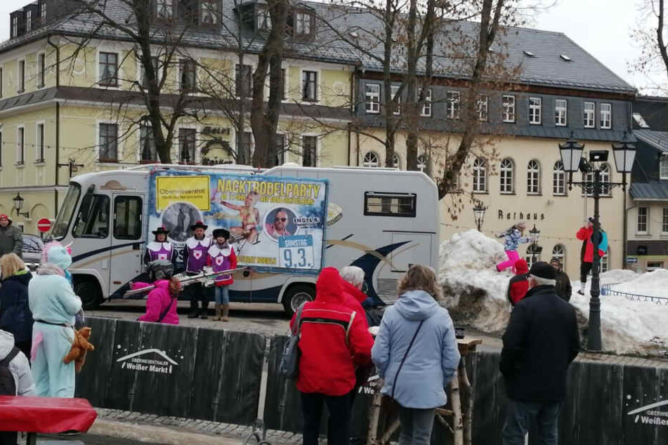 Beim Faschingsumzug parkte ein Werbe-Wohnmobil mitten auf dem Marktplatz