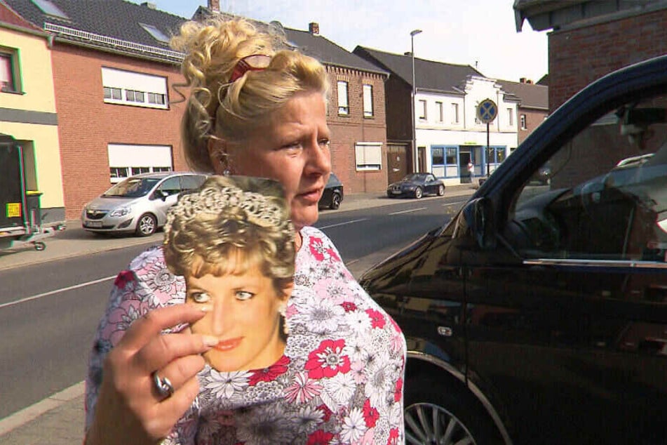 Silvia möchte unbedingt ein Bild von Lady Di auf der Autofahrt nach London mitnehmen und erinnert all ihre Kinder daran, sich anzuschnallen, damit ihnen nicht dasselbewie der "Königin der Herzen" passiert.