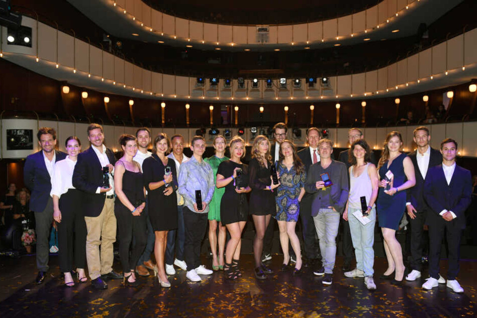 Preisträger und Laudatoren von 2018 stehen nach der Verleihung des Studio Hamburg Nachwuchspreises im Thalia Theater auf der Bühne zusammen. Am Freitag wird in der Hansestadt erneut der rote Teppich für den Nachwuchs der Branche ausgerollt.