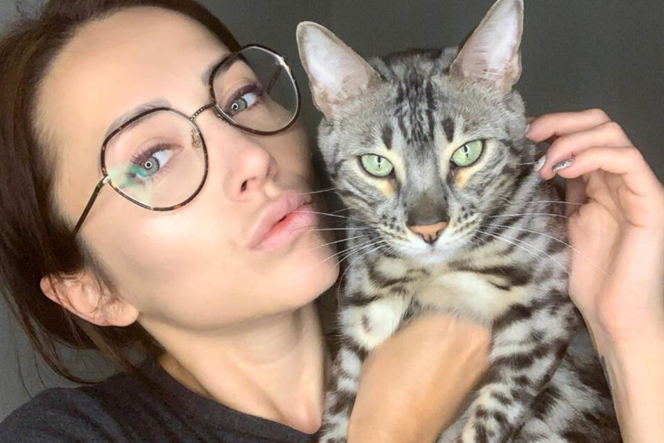 Das Model mit Kater Simba.