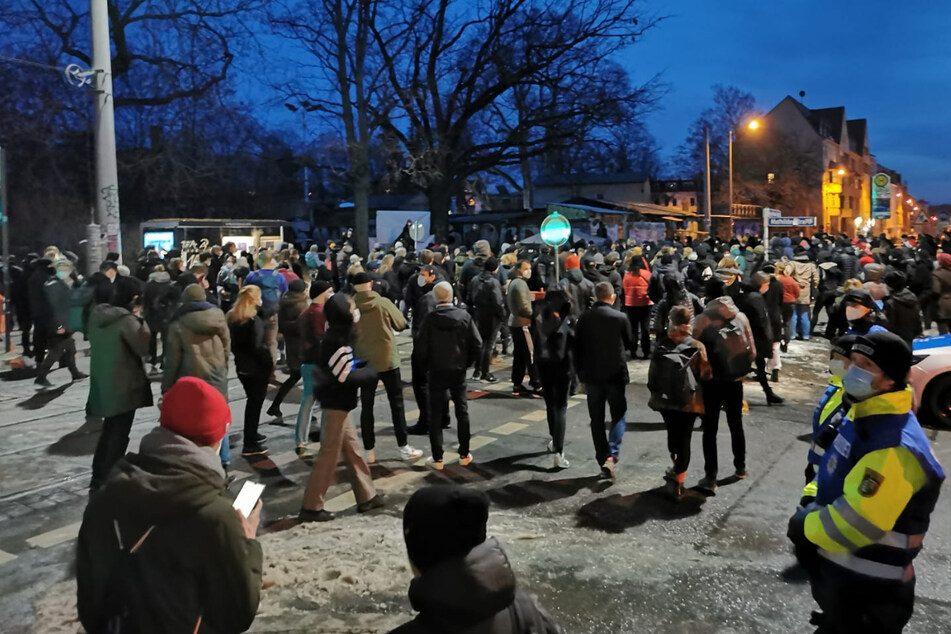 Leipzig: Gedenken an die Opfer von Hanau: Hunderte Menschen gehen in Leipzig auf die Straße