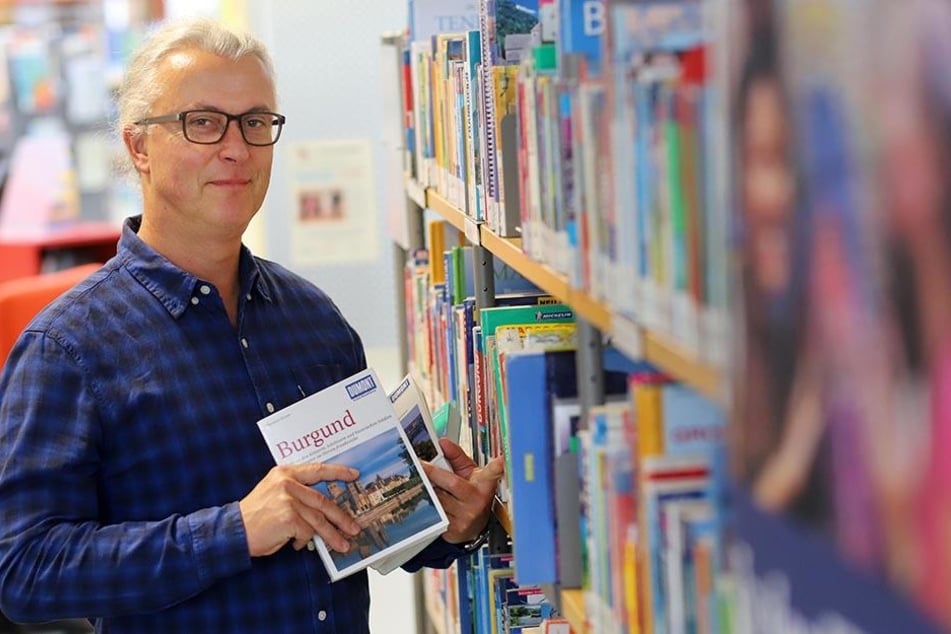 Gelesen wird trotzdem: Bibliothekssprecher Uwe Hastreiter (55) sieht den Nutzer-Rückgang nicht bei gedruckten Medien.