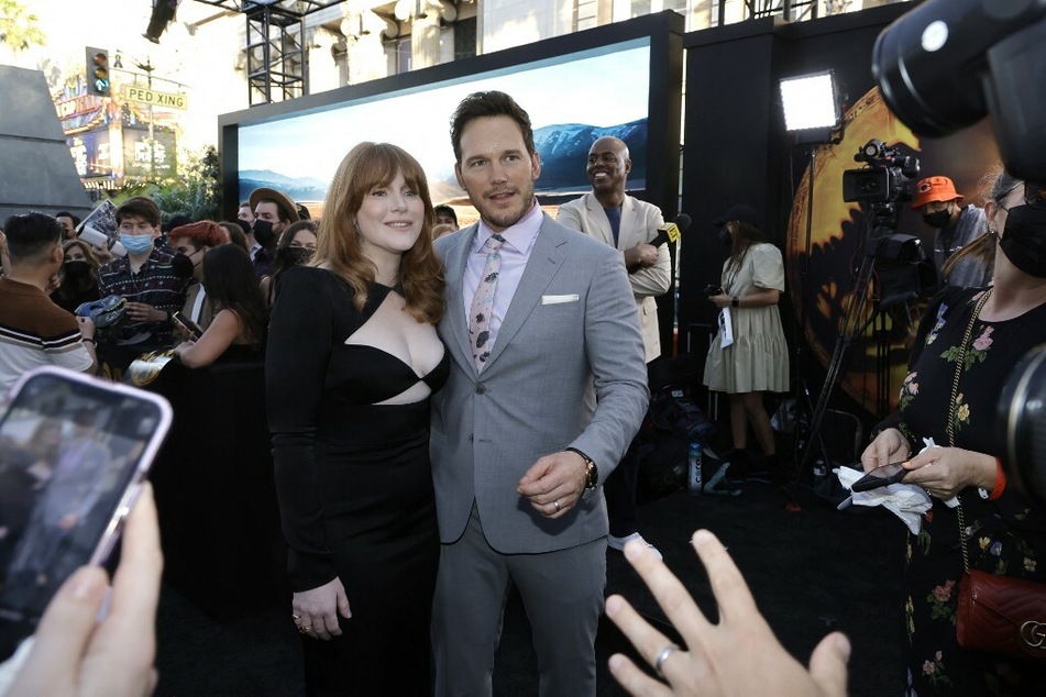 Main stars Bryce Dallas Howard (l) and Chris Pratt (l) reprise attend the Los Angeles premiere for Jurassic World: Dominion.