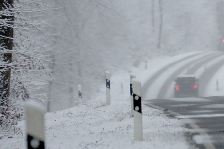 Der Mopedfahrer verlor auf der schneeglatten Fahrbahn die Kontrolle. (Symbolbild)
