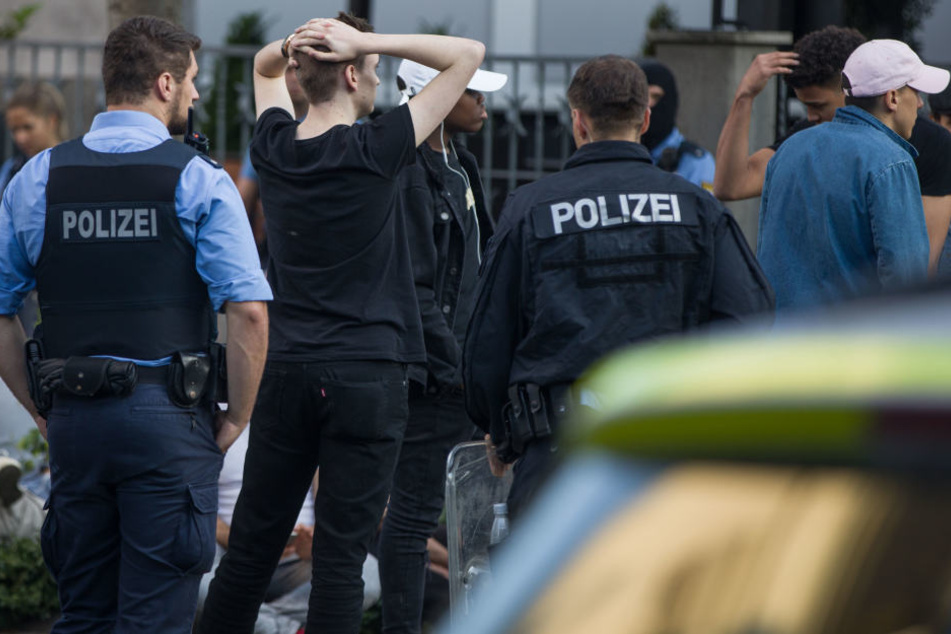 In Folge der Angriffe wurden 15 Beamte verletzt.