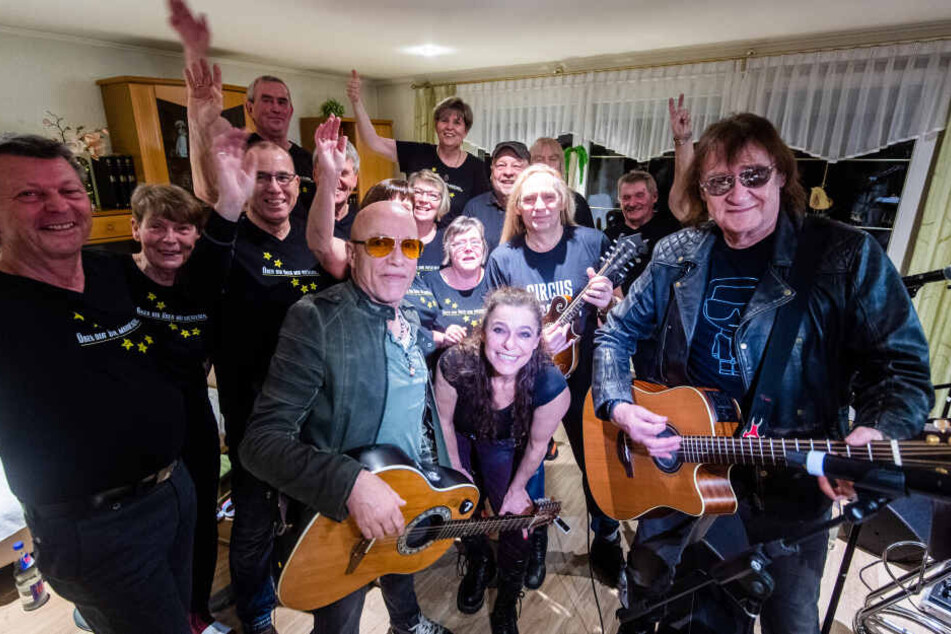 Privater geht's nicht: Dieter "Maschine" Birr (75), City-Sänger Toni Krahl (70), Julia Neigel (53), Uwe Hassbecker (59) und Ritchie Barton (65, alle drei von "Silly") spielten eine Stunde lang im ganz kleinen Kreis.