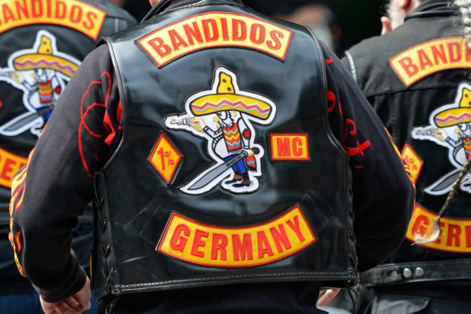 Die Mitglieder des Motorradclubs der Bandidos tragen Westen mit gelb-roten Emblemen.
