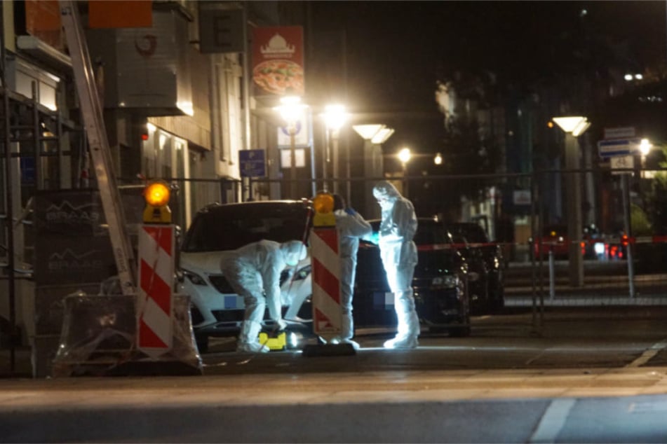 In weißen Schutzanzügen war die Spurensicherung in Göppingen unterwegs.