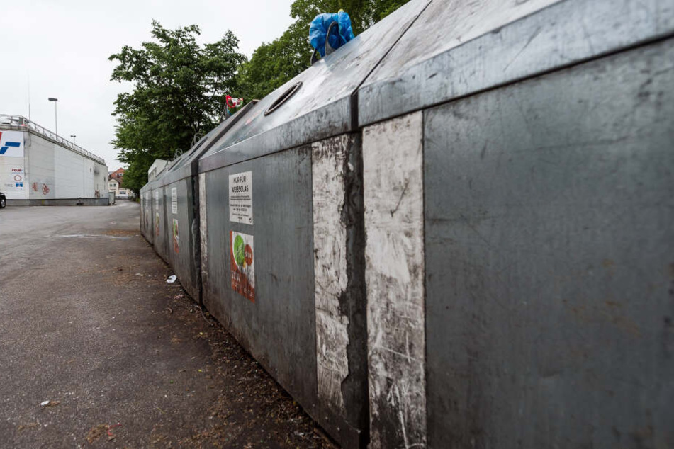 Altglascontainer wie diese, standen dem Fahrer im Weg. (Symbolbild)