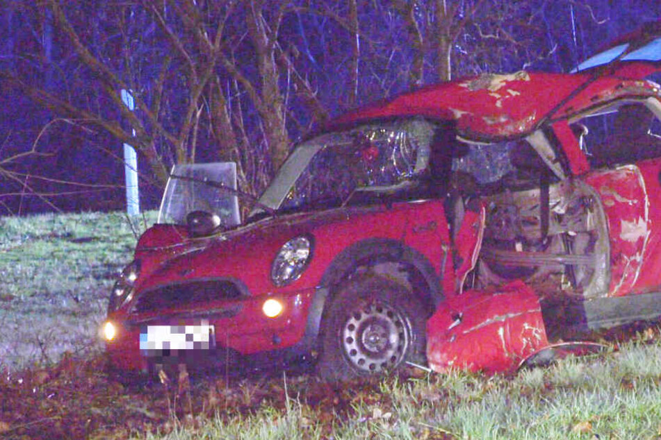 Die 22-jährige Fahrerin des Mini Cooper starb noch am Unfallort.