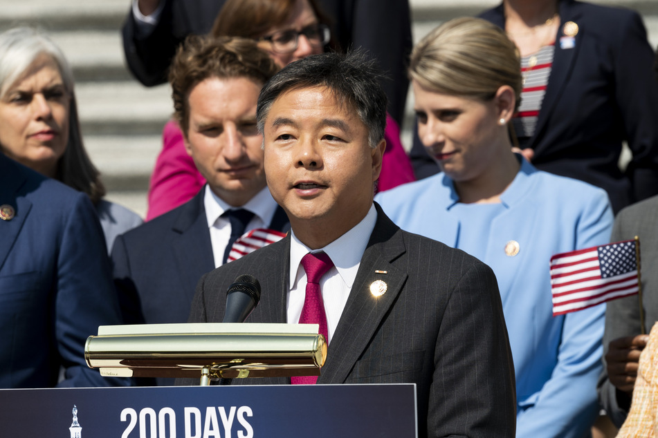 Der Kongressabgeordnete Ted Lieu (51) bei einer Pressekonferenz im Juli 2019. Dem US-Demokraten zufolge soll das Amtsenthebungsverfahren bereits am Montag auf den Weg gebracht werden. (Archivbild)