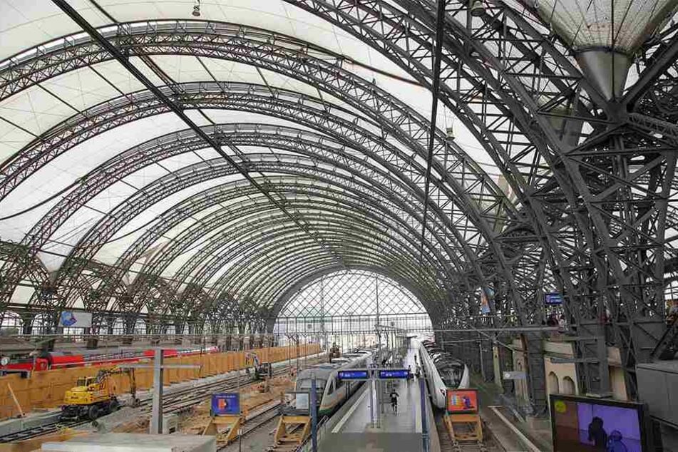 Das weiße Textil-Dach des Dresdner Hauptbahnhofs soll komplett ausgetauscht werden.
