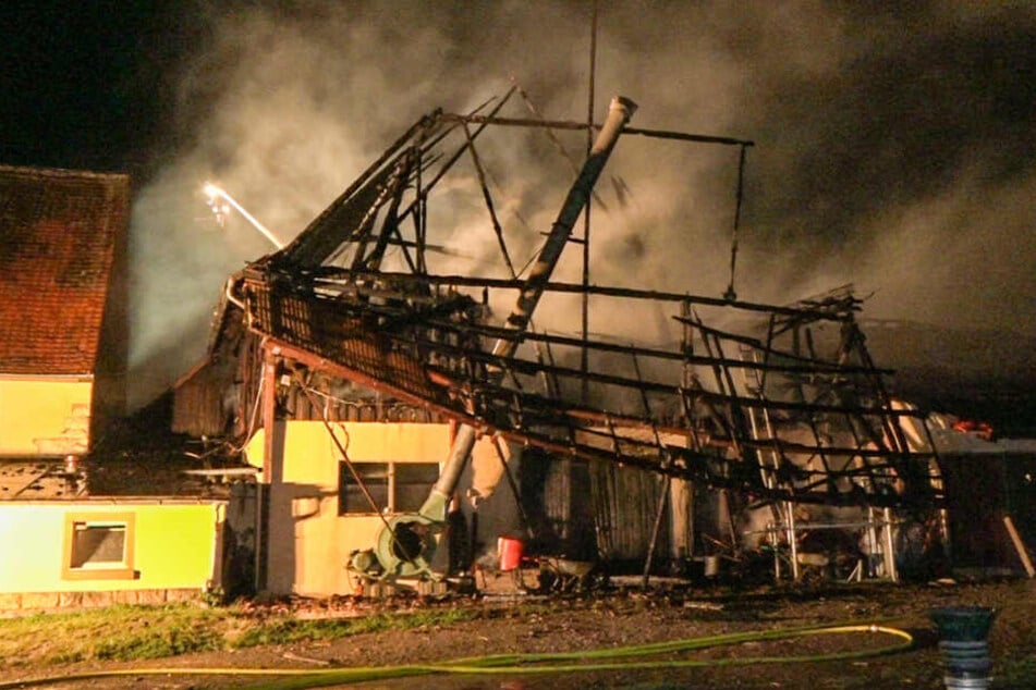 Das Gebäude wurde durch die Flammen völlig zerstört.